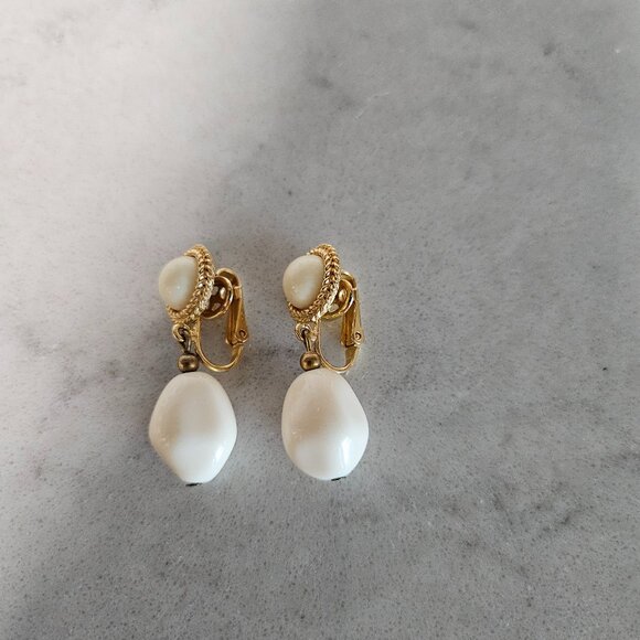 CREAM GRADUATED BEAD 31" L NECKLACE WITH MATCHING CROWN TRIFARI CLIP-ON EARRINGS - Picture 6 of 10